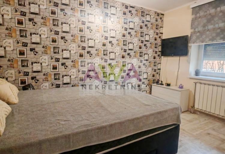 Moderna spratna kuća sa uređenim dvorištem i garažom za 3 vozila – Gornja Varoš, Sombor