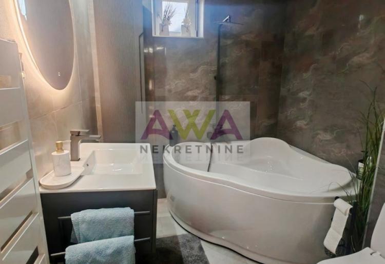 Moderna spratna kuća sa uređenim dvorištem i garažom za 3 vozila – Gornja Varoš, Sombor