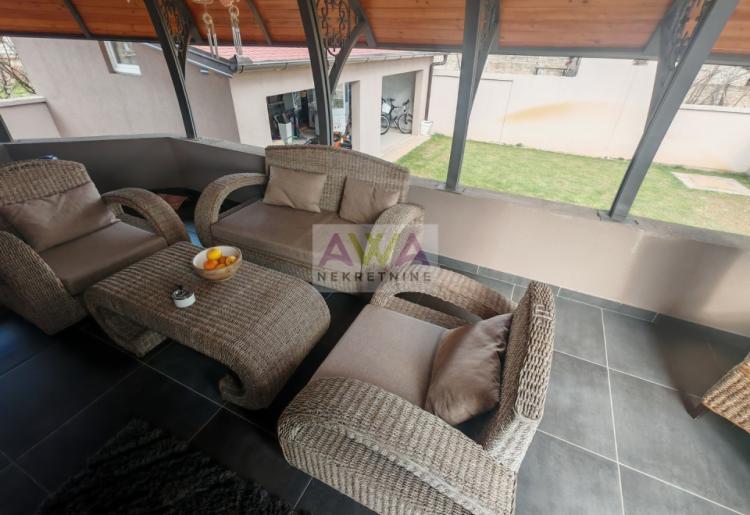 Moderna spratna kuća sa uređenim dvorištem i garažom za 3 vozila – Gornja Varoš, Sombor