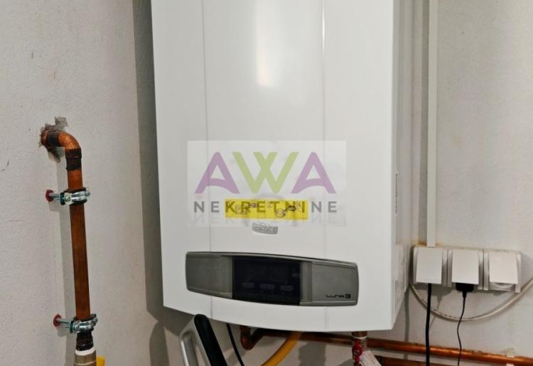 Moderna spratna kuća sa uređenim dvorištem i garažom za 3 vozila – Gornja Varoš, Sombor