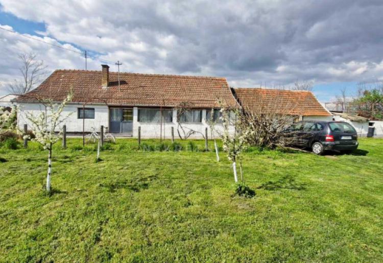 Salaš u Lugovu sa voćnjakom – 73 m² na placu 2787 m²