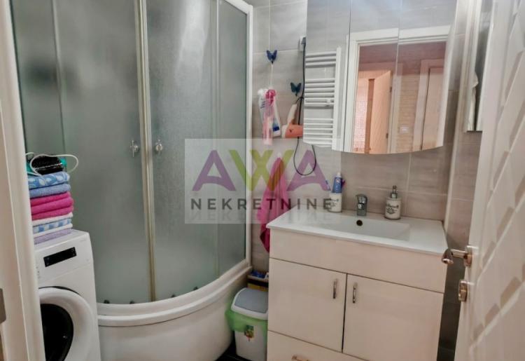 Trosoban kompletno renoviran stan 86 m² – idealan za porodicu