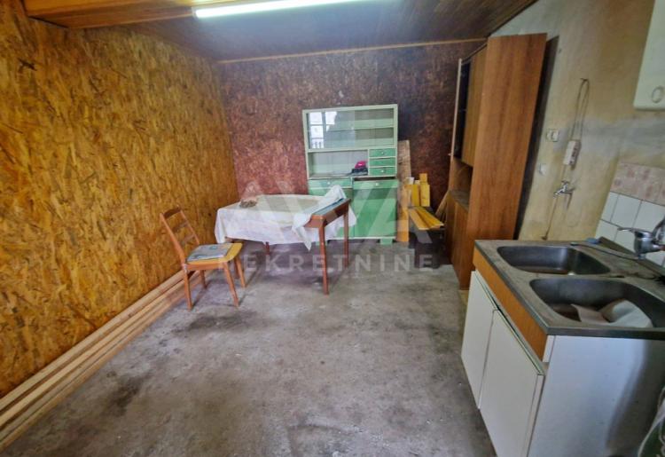 Odmah useljiva kuća 143 m2 - veliki plac 18 ar