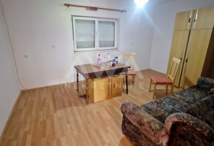 Sombor, Gornja Varoš – Prizemni stan 36m² sa dvorištem, šupom i letnjikovcem