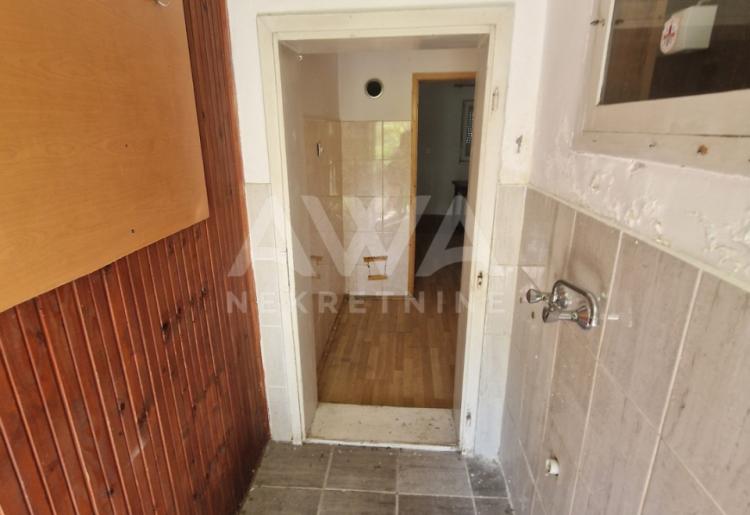 Sombor, Gornja Varoš – Prizemni stan 36m² sa dvorištem, šupom i letnjikovcem