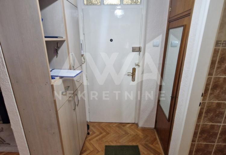 Dvosoban stan 60m², II sprat, Sombor – kompletno namešten, terasa, podrum