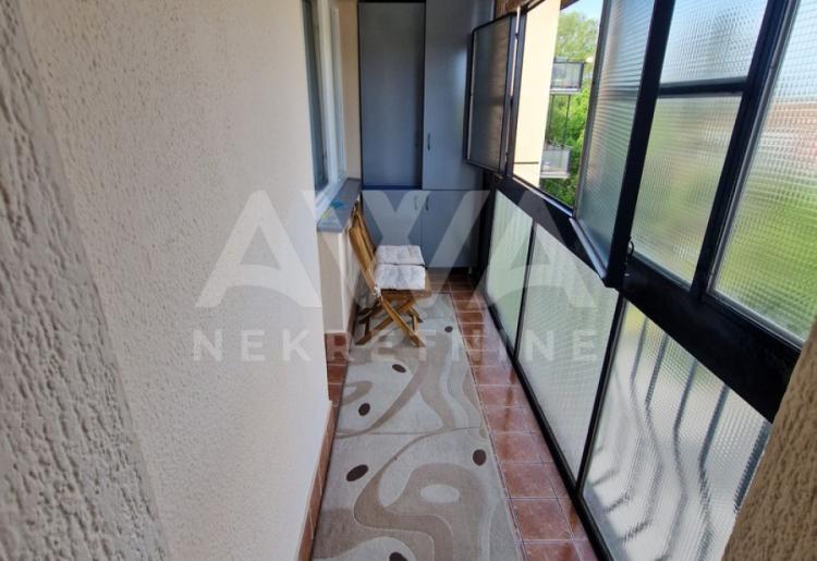 Dvosoban stan 60m², II sprat, Sombor – kompletno namešten, terasa, podrum