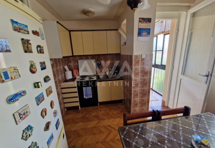 Dvosoban stan 60m², II sprat, Sombor – kompletno namešten, terasa, podrum