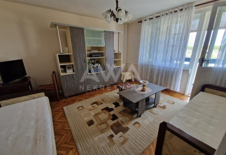 Dvosoban stan 60m², II sprat, Sombor – kompletno namešten, terasa, podrum