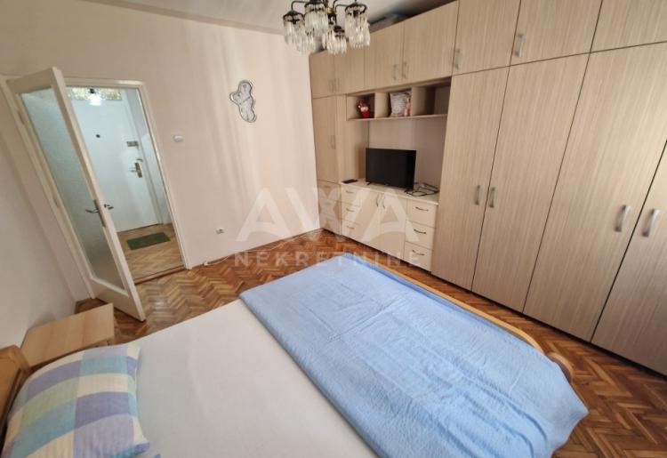 Dvosoban stan 60m², II sprat, Sombor – kompletno namešten, terasa, podrum