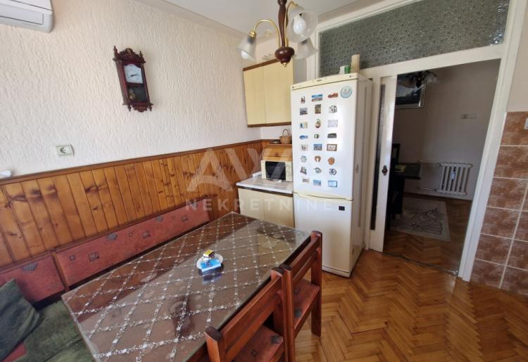 Dvosoban stan 60m², II sprat, Sombor – kompletno namešten, terasa, podrum