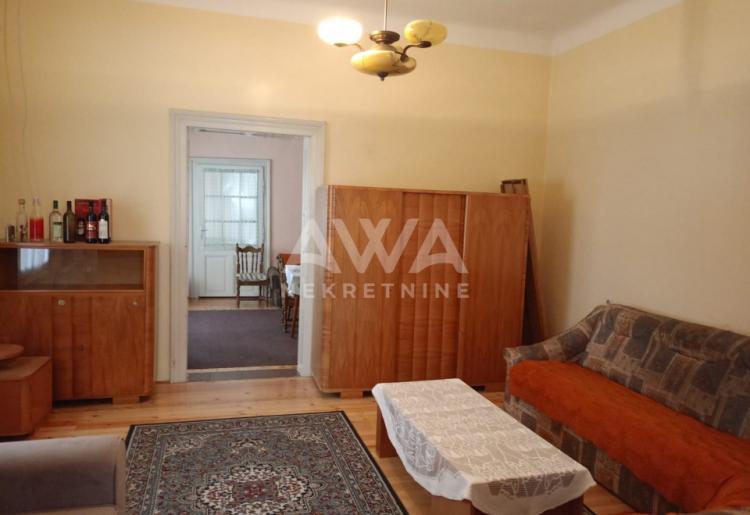 Apatin. Porodična kuća sa velikim placem – idealna za miran život ili investiciju!