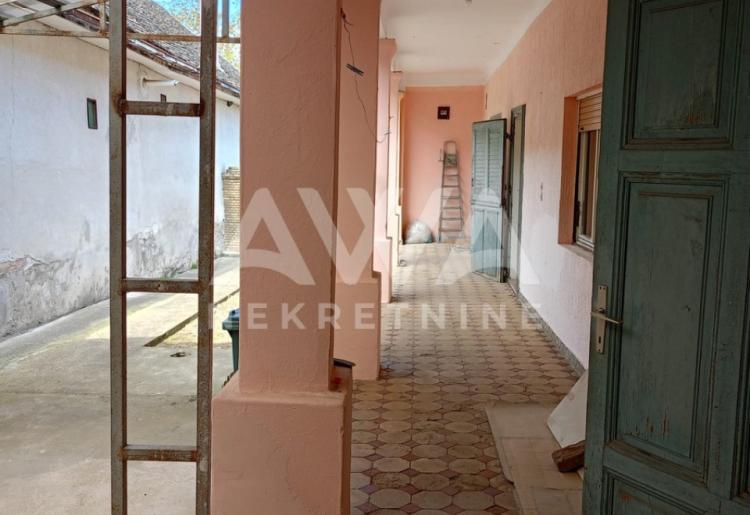 Apatin. Porodična kuća sa velikim placem – idealna za miran život ili investiciju!