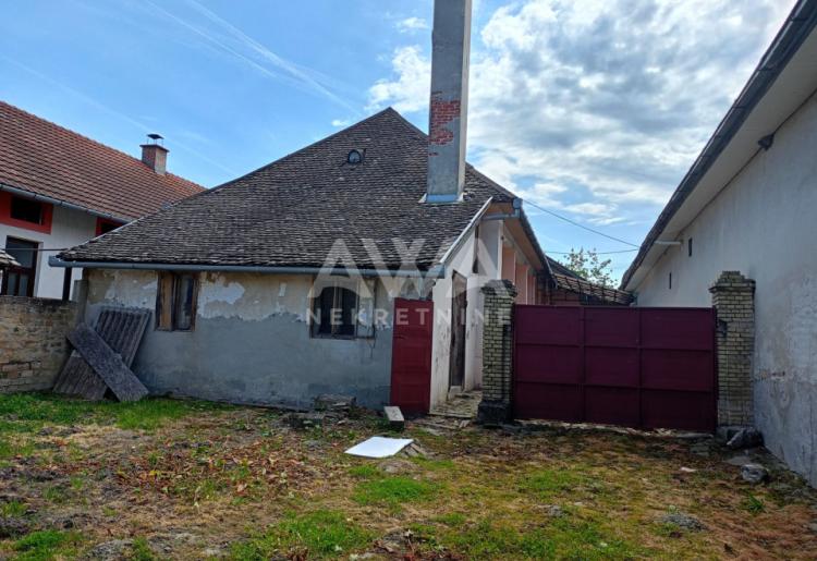 Apatin. Porodična kuća sa velikim placem – idealna za miran život ili investiciju!