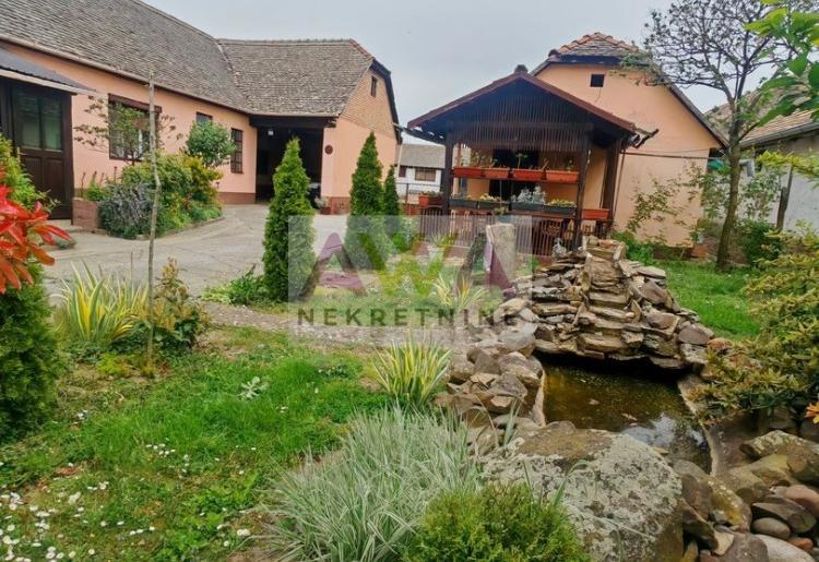 Stapar – porodično imanje na skoro 24 ara, kuća 185m² + pomoćni objekti