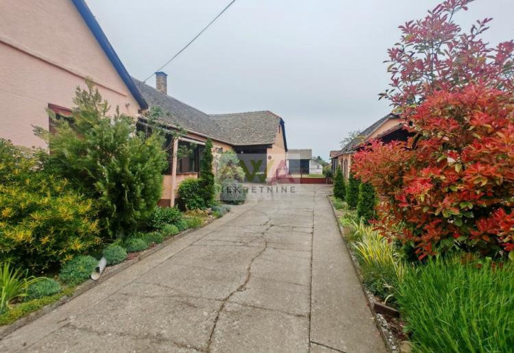 Stapar – porodično imanje na skoro 24 ara, kuća 185m² + pomoćni objekti