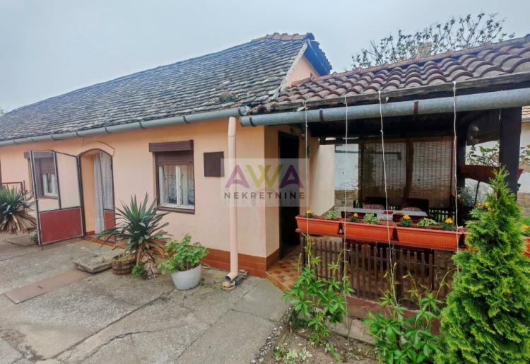 Stapar – porodično imanje na skoro 24 ara, kuća 185m² + pomoćni objekti
