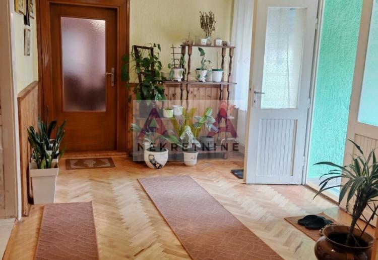 Stapar – porodično imanje na skoro 24 ara, kuća 185m² + pomoćni objekti