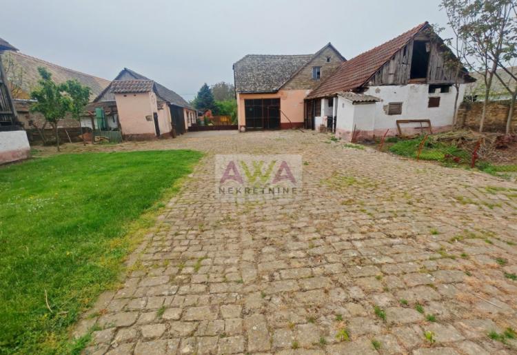 Stapar – porodično imanje na skoro 24 ara, kuća 185m² + pomoćni objekti