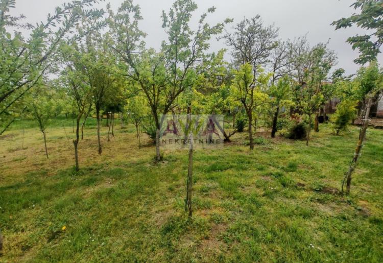 Stapar – porodično imanje na skoro 24 ara, kuća 185m² + pomoćni objekti