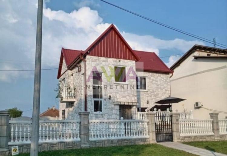Aleksa Šantić. Porodična kuća 80 m2 u osnovi, plac 6ar