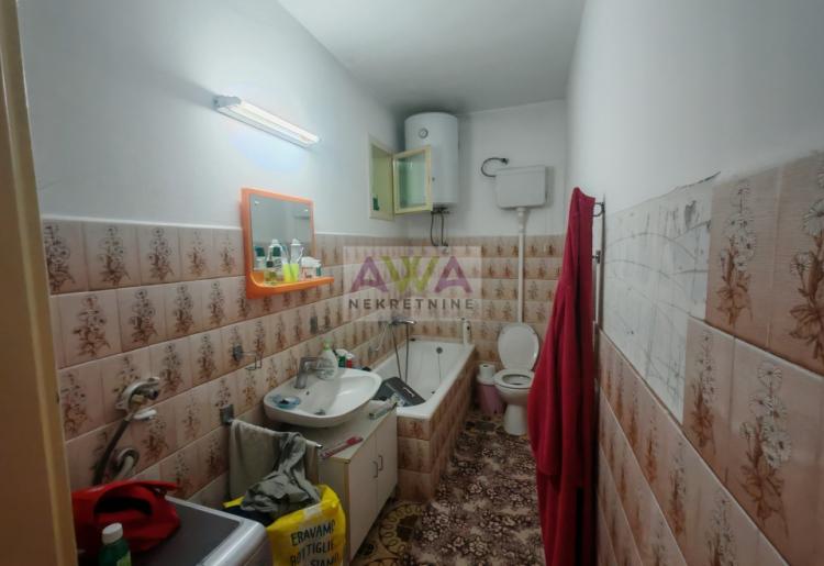 Sombor – Širi centar – Spratna kuća 206m2 sa garažom, zasebna parcela