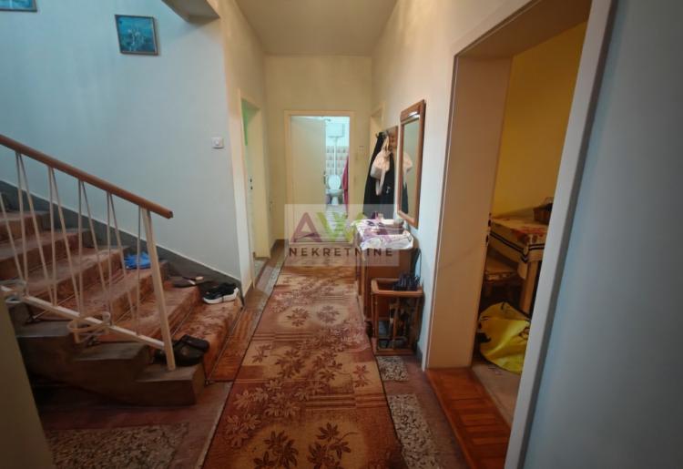 Sombor – Širi centar – Spratna kuća 206m2 sa garažom, zasebna parcela
