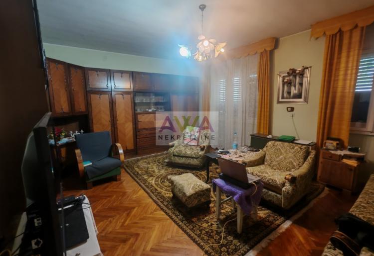 Sombor – Širi centar – Spratna kuća 206m2 sa garažom, zasebna parcela