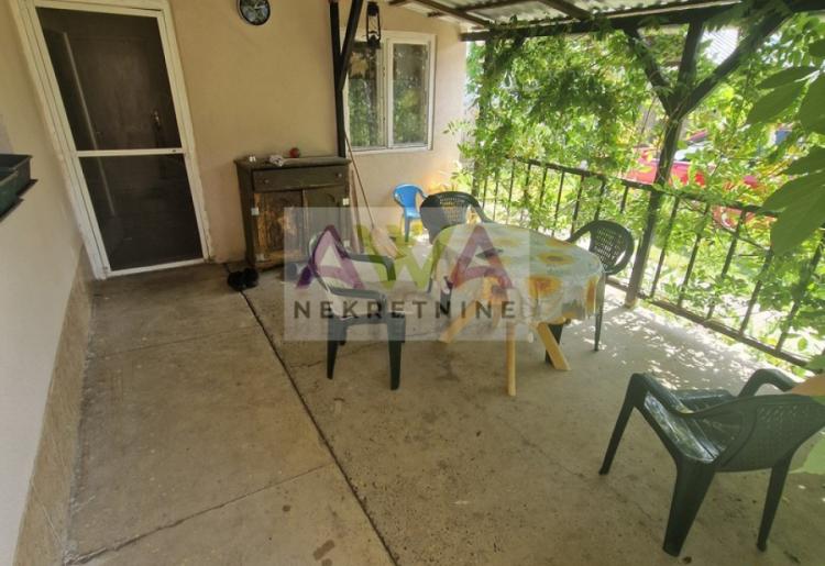 Bogojevo – Nameštena renovirana kuća 114m², plac 1184m², pomoćni objekti, letnjikovac i garaža za dva vozila