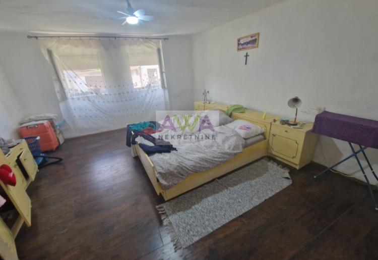 Bogojevo – Nameštena renovirana kuća 114m², plac 1184m², pomoćni objekti, letnjikovac i garaža za dva vozila