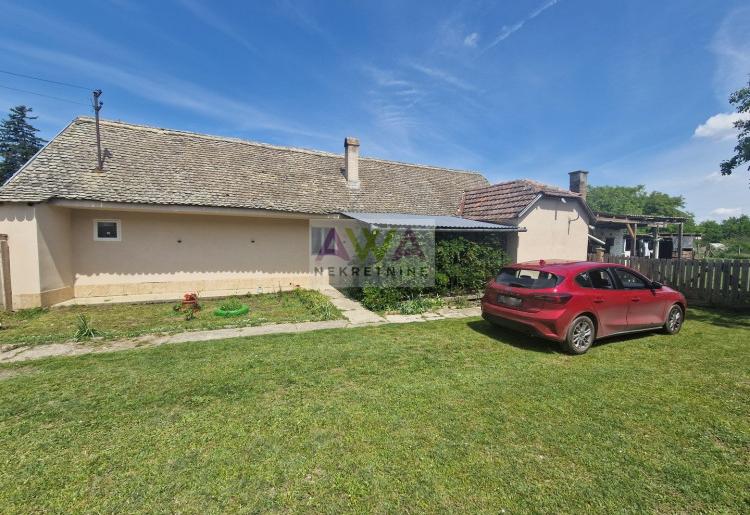 Bogojevo – Nameštena renovirana kuća 114m², plac 1184m², pomoćni objekti, letnjikovac i garaža za dva vozila