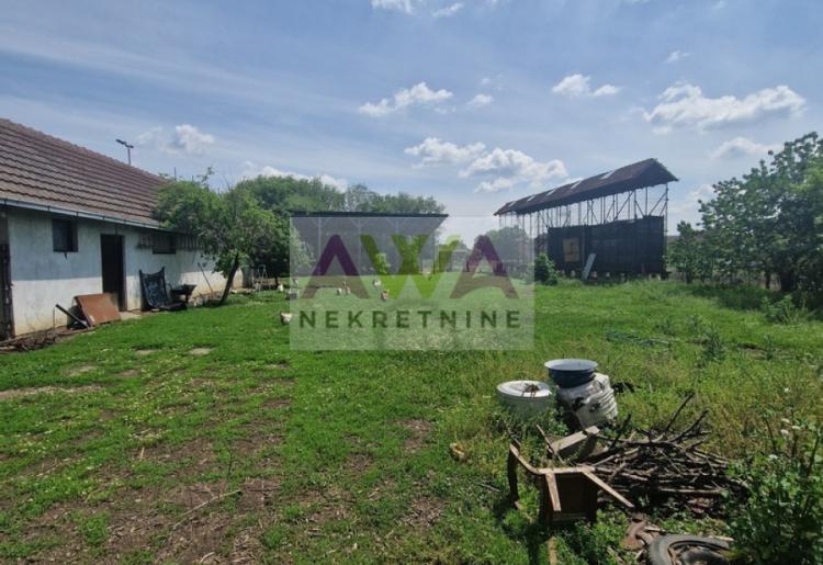 Bački Brestovac – Spratna kuća 242m2 na placu od 24 ara, legalizovano i namešteno