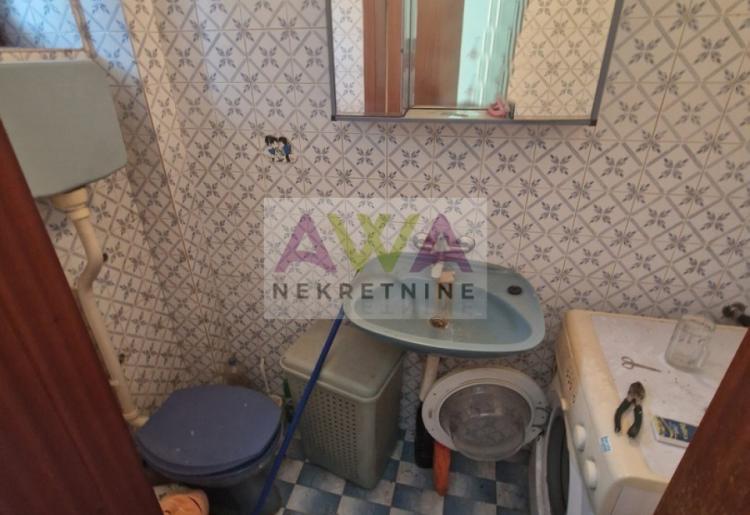 Bački Brestovac – Spratna kuća 242m2 na placu od 24 ara, legalizovano i namešteno