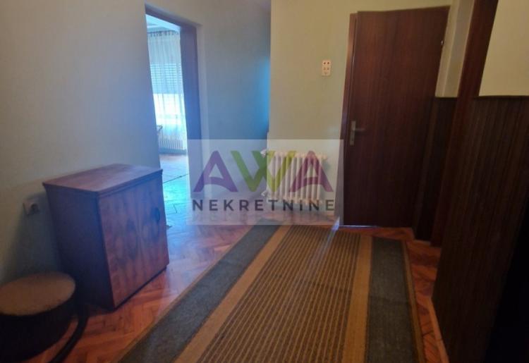 Bački Brestovac – Spratna kuća 242m2 na placu od 24 ara, legalizovano i namešteno