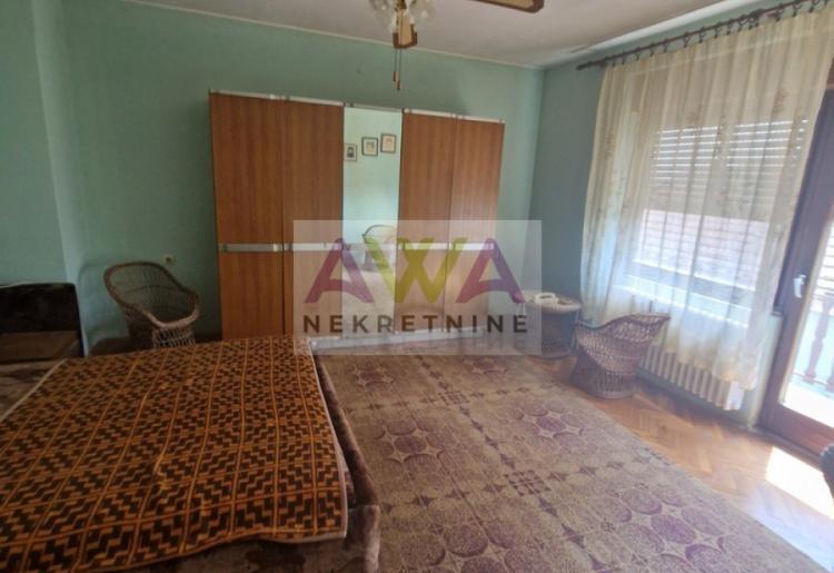 Bački Brestovac – Spratna kuća 242m2 na placu od 24 ara, legalizovano i namešteno