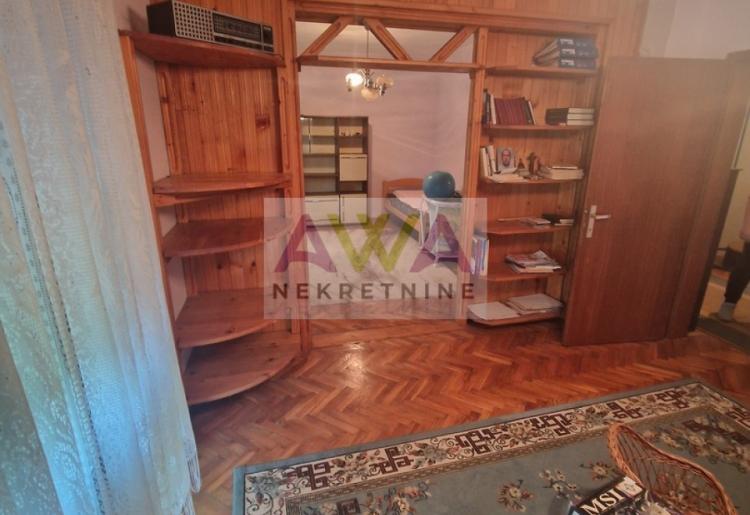 Bački Brestovac – Spratna kuća 242m2 na placu od 24 ara, legalizovano i namešteno