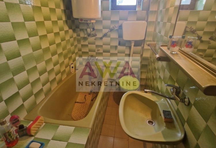 Bački Brestovac – Spratna kuća 242m2 na placu od 24 ara, legalizovano i namešteno