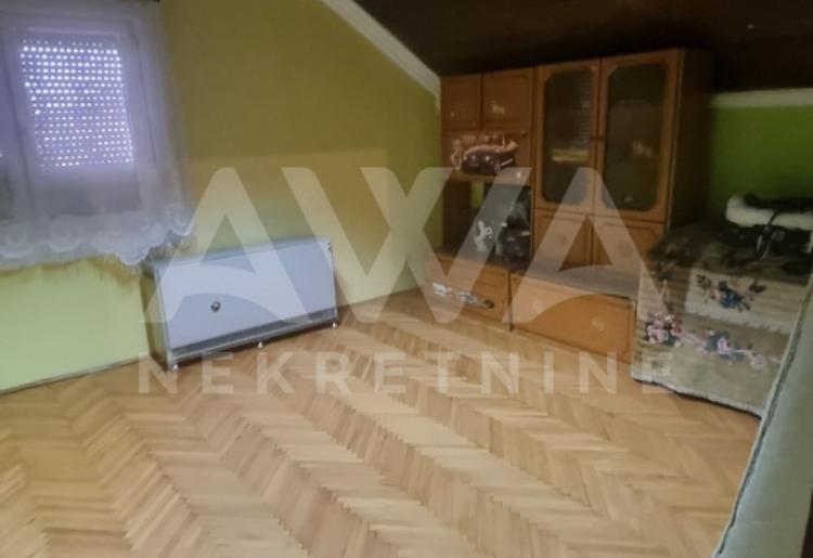 Bukovac, Sombor. Višeporodična kuća sa jutrom zemlje.