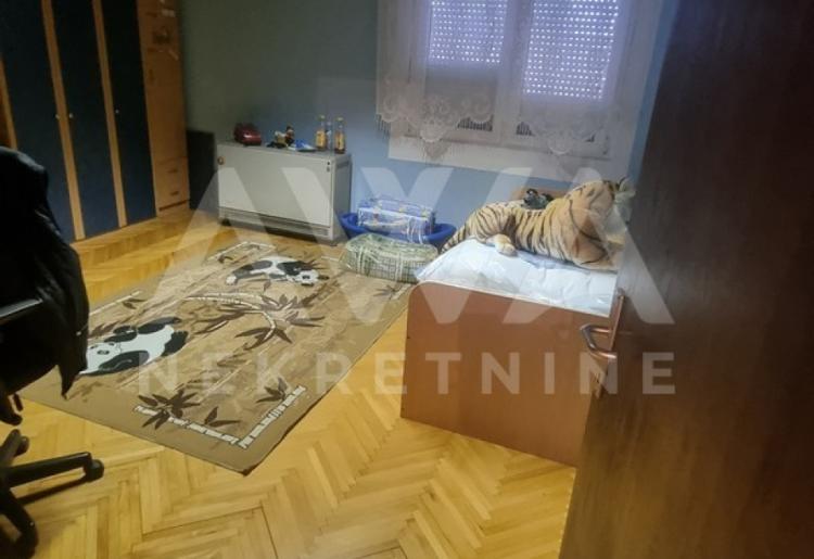 Bukovac, Sombor. Višeporodična kuća sa jutrom zemlje.