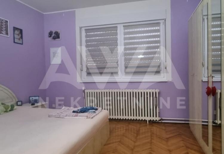 Bukovac, Sombor. Višeporodična kuća sa jutrom zemlje.