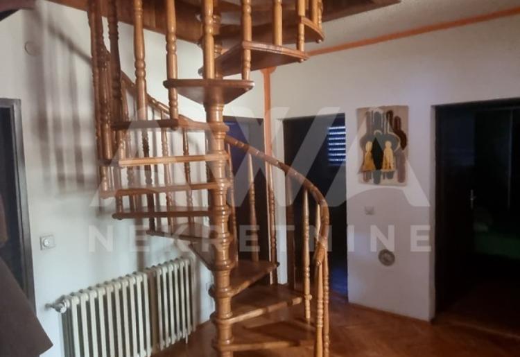 Bukovac, Sombor. Višeporodična kuća sa jutrom zemlje.