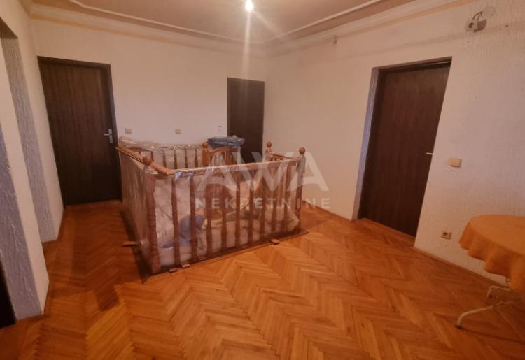 Bukovac, Sombor. Višeporodična kuća sa jutrom zemlje.