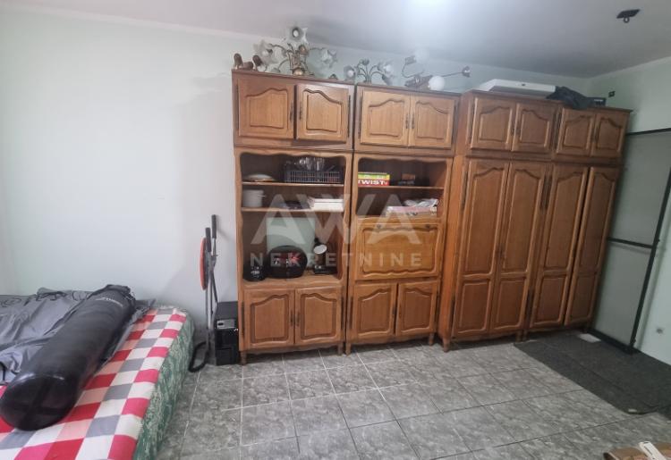 Bukovac, Sombor. Višeporodična kuća sa jutrom zemlje.