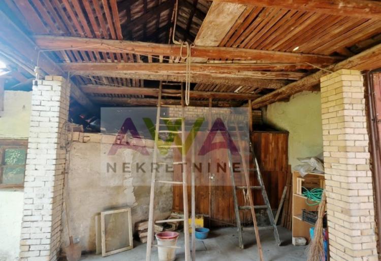 Prigrevica – Očuvana kuća 169m², pomoćni objekti, voćnjak, mogućnost kupovine preko konkursa