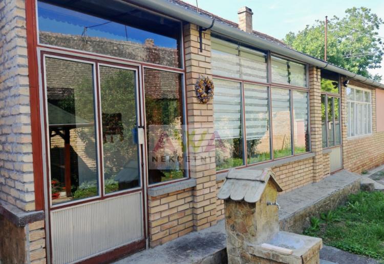 Prigrevica – Očuvana kuća 169m², pomoćni objekti, voćnjak, mogućnost kupovine preko konkursa