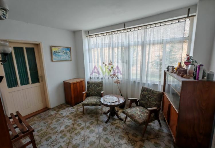 Prigrevica – Očuvana kuća 169m², pomoćni objekti, voćnjak, mogućnost kupovine preko konkursa