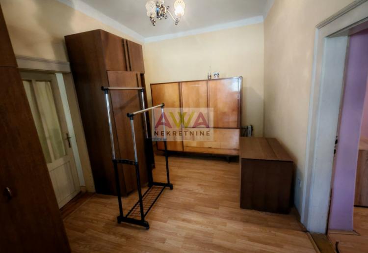 Prigrevica – Očuvana kuća 169m², pomoćni objekti, voćnjak, mogućnost kupovine preko konkursa