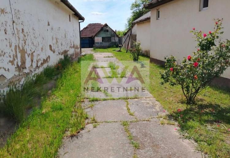 Šikara. Prizemna kuća 150m2, plac 29ar