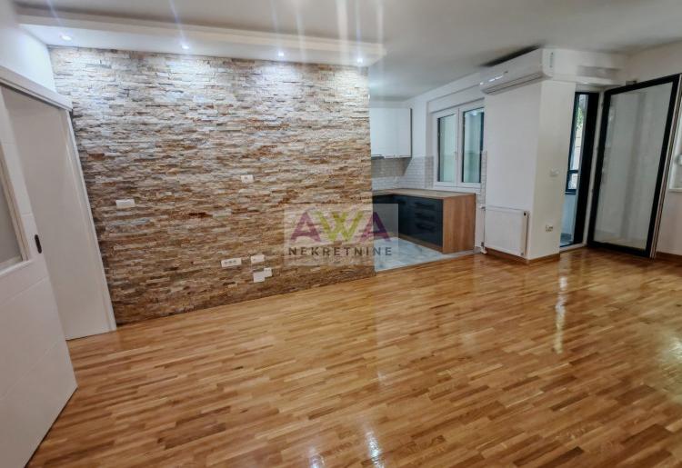 Centar Sombora – Trosoban stan 79m² sa garažom, prvi sprat
