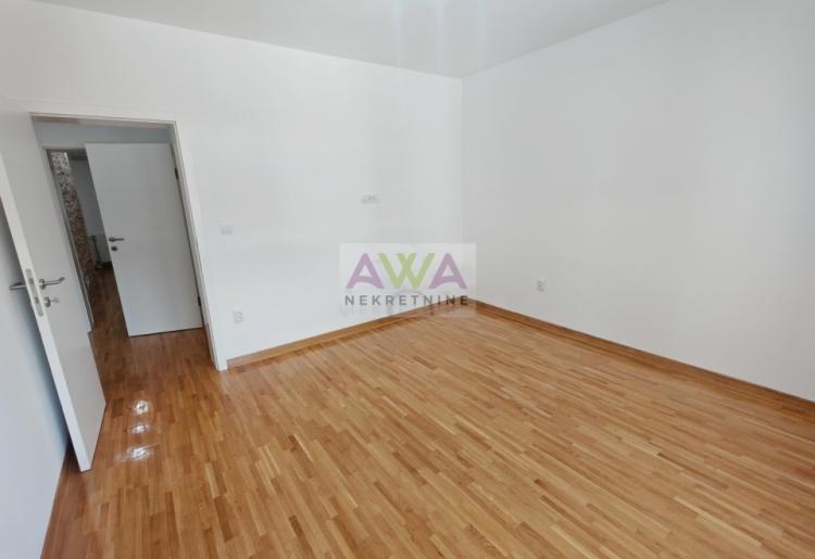 Centar Sombora – Trosoban stan 79m² sa garažom, prvi sprat